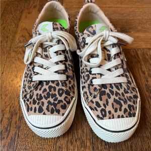 Cariuma Leopard Print Women’s Canvas Sneakers